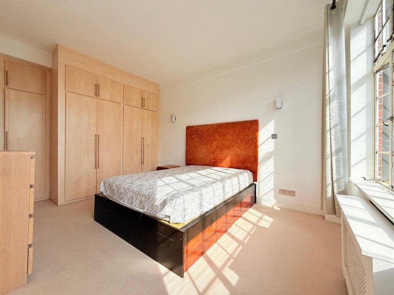 Flat Warwick Gardens in Greater London