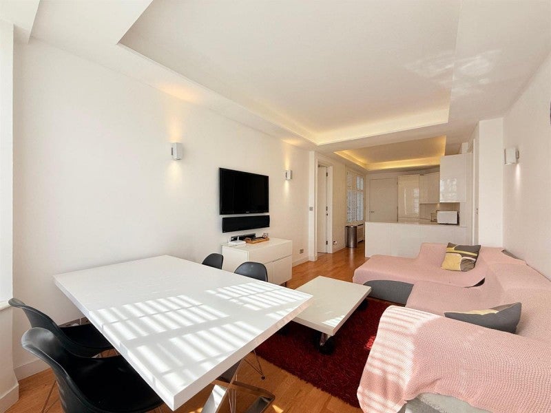 Flat Warwick Gardens in Greater London