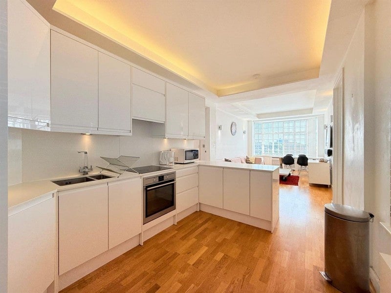 Flat Warwick Gardens in Greater London