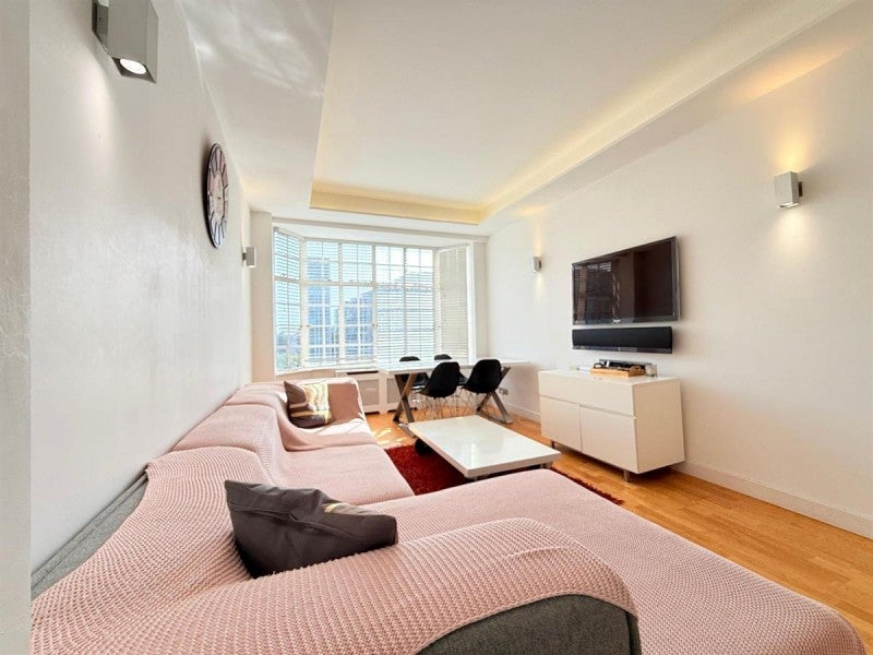 Flat Warwick Gardens in Greater London