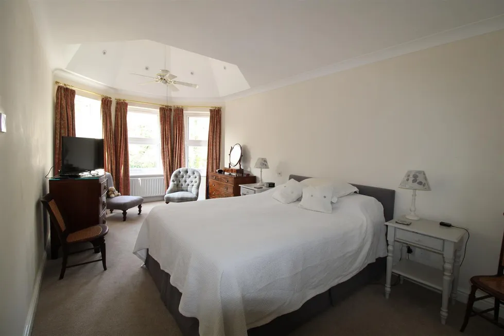 Flat Frensham Road in Waverley