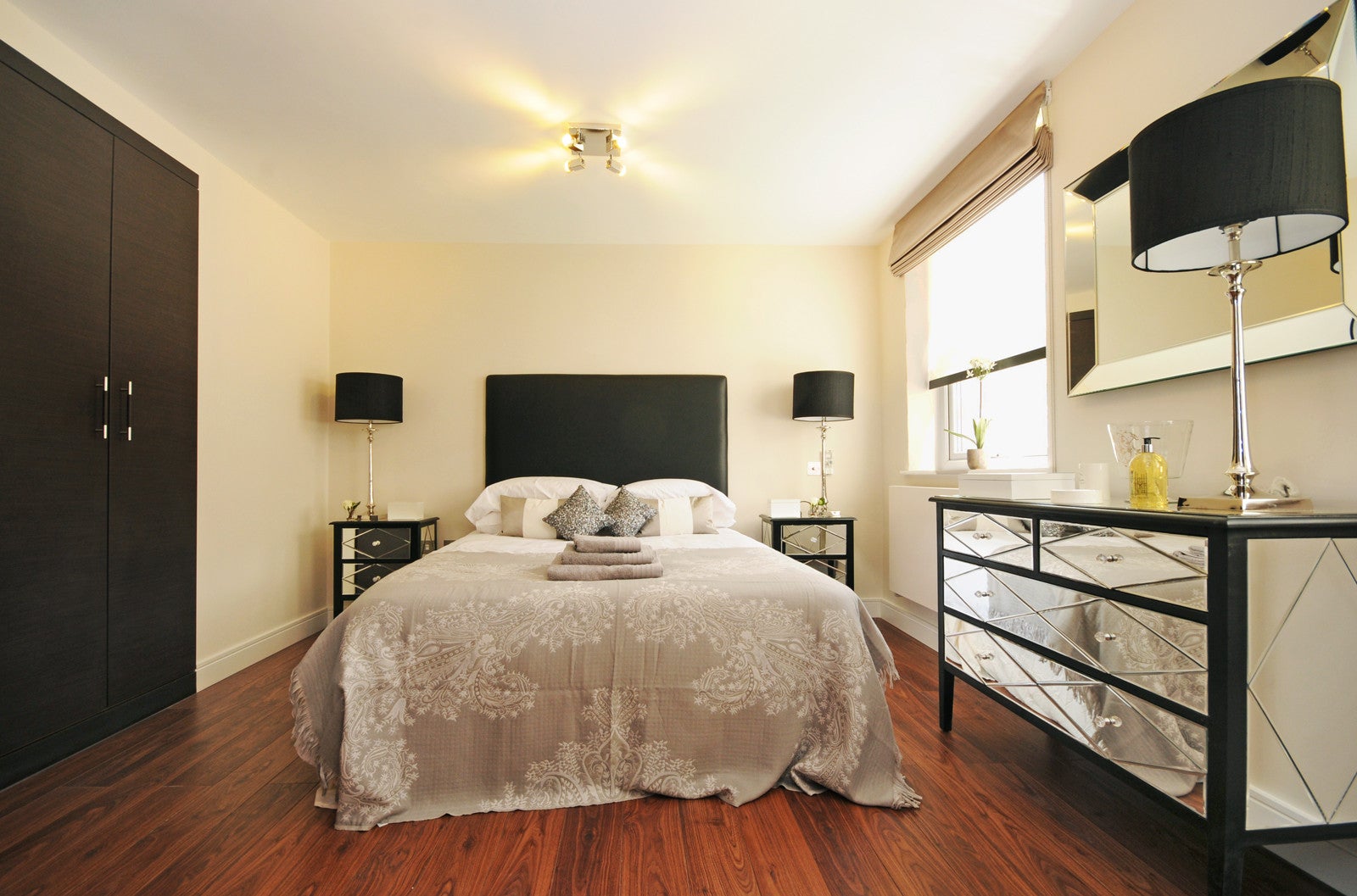 Flat Boydell Court in Greater London