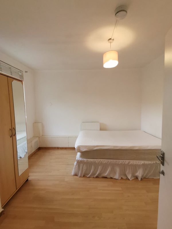 Room Worsopp Drive in Greater London