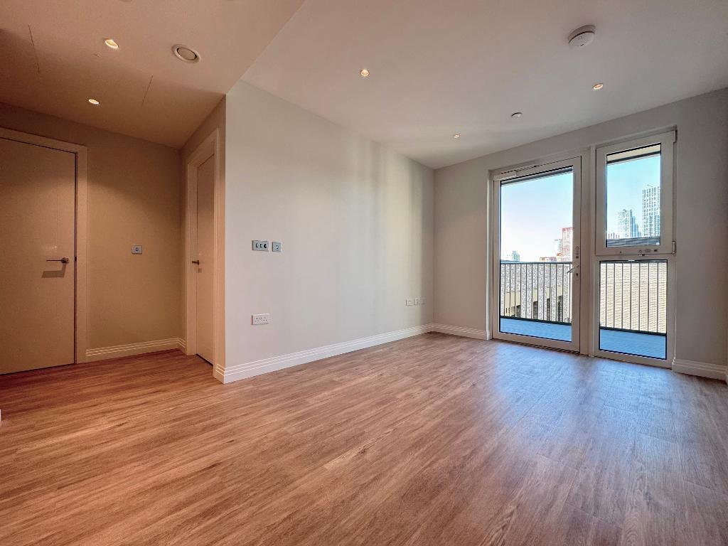 Flat Woodall Close in Greater London