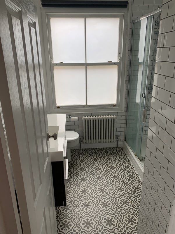 Room Leucha Road in Greater London