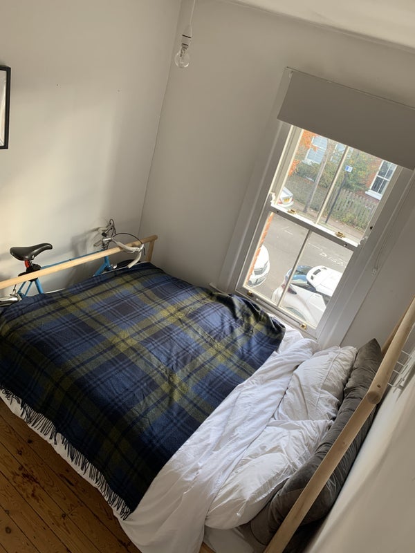 Room Leucha Road in Greater London