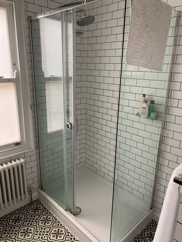 Room Leucha Road in Greater London
