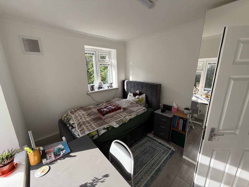 Flat Morris Gardens in Greater London