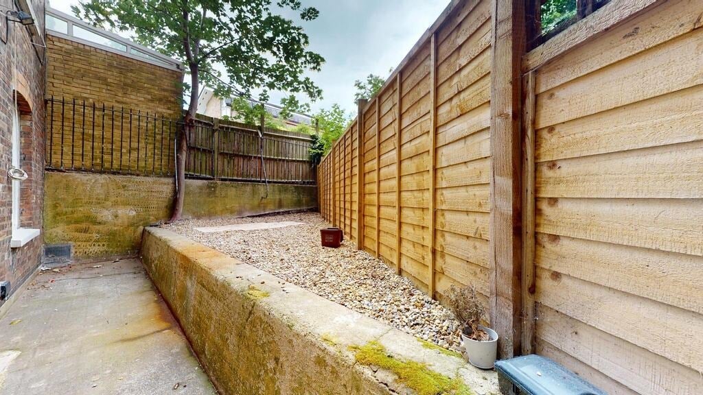 Flat Doves Yard in Greater London
