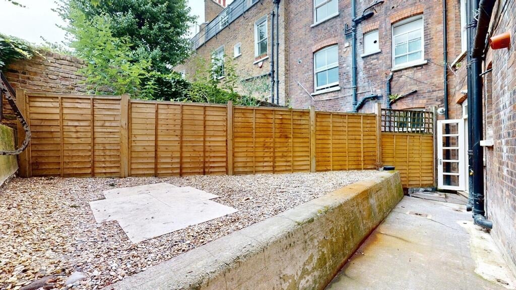 Flat Doves Yard in Greater London
