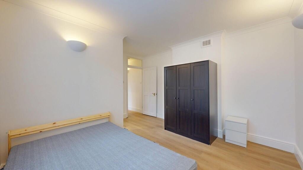 Flat Doves Yard in Greater London