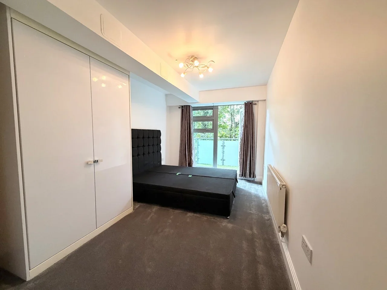 Flat Rotherhithe Street in Greater London