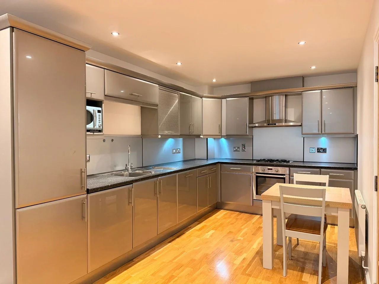 Flat Rotherhithe Street in Greater London