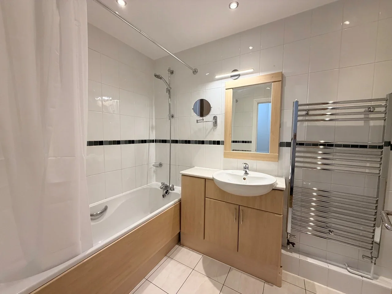 Flat Rotherhithe Street in Greater London