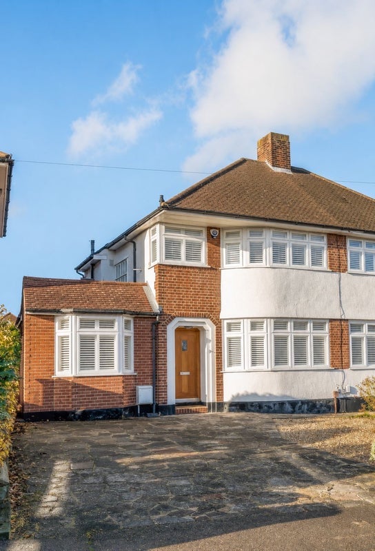 Room Domonic Drive in Greater London