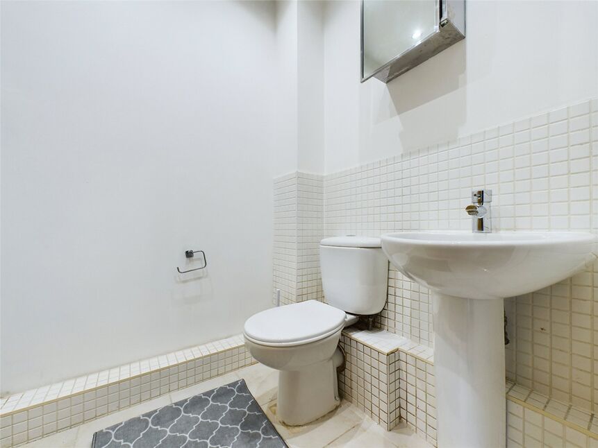Flat Riverside Close in Greater London