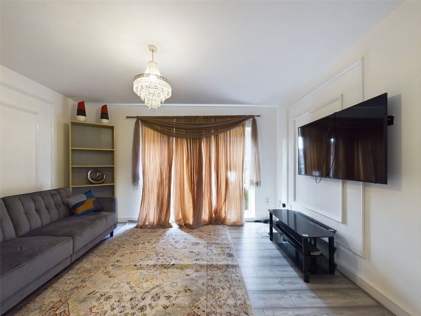 Flat Riverside Close in Greater London