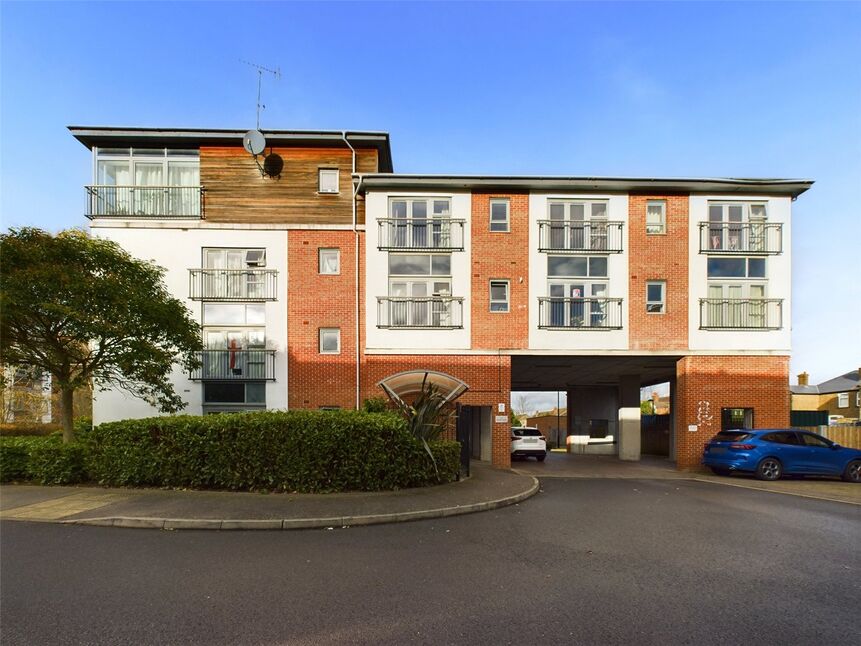 Flat Riverside Close in Greater London