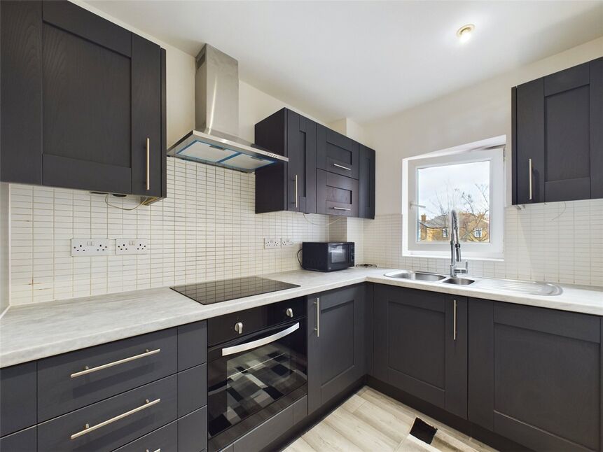 Flat Riverside Close in Greater London
