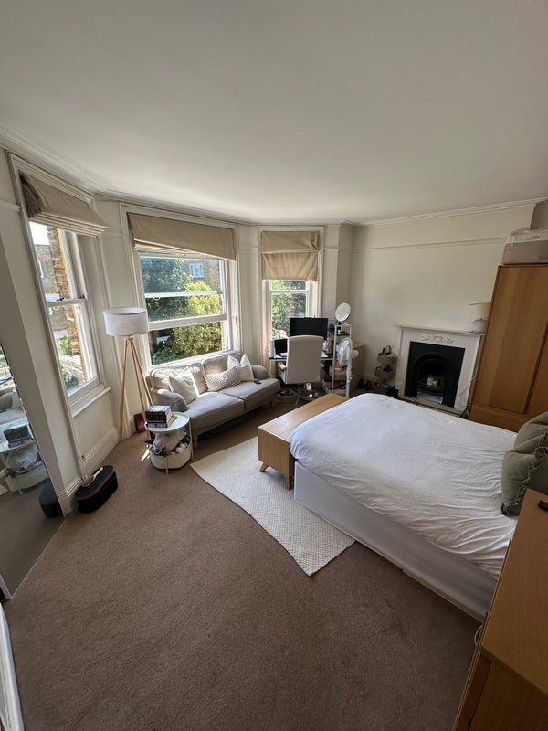 Room Fulham Road in Greater London