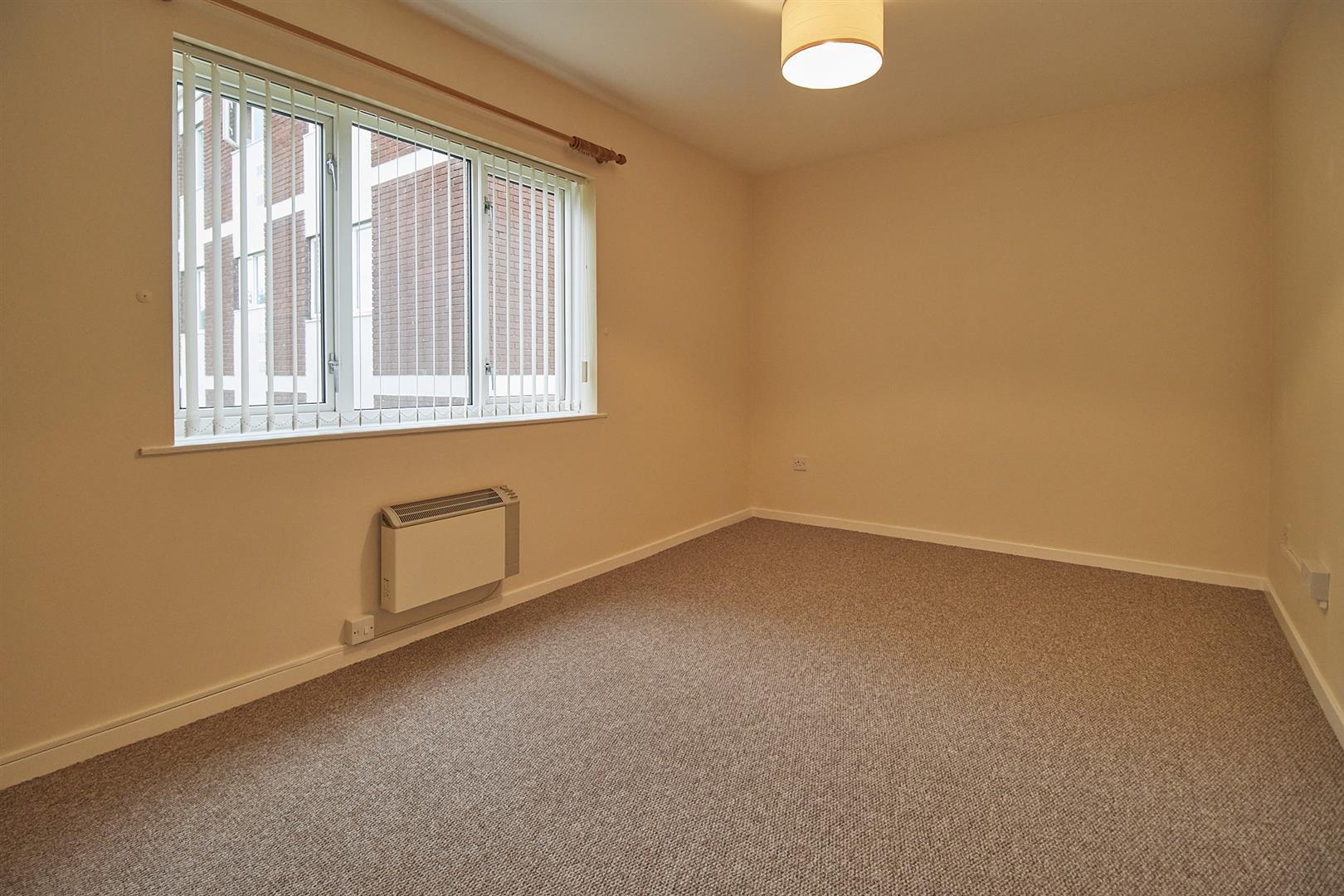Flat Deveron Court in Hinckley and Bosworth