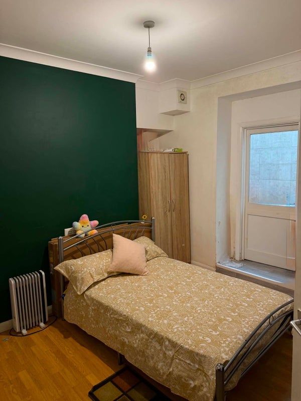 Room Eversholt Street in Greater London
