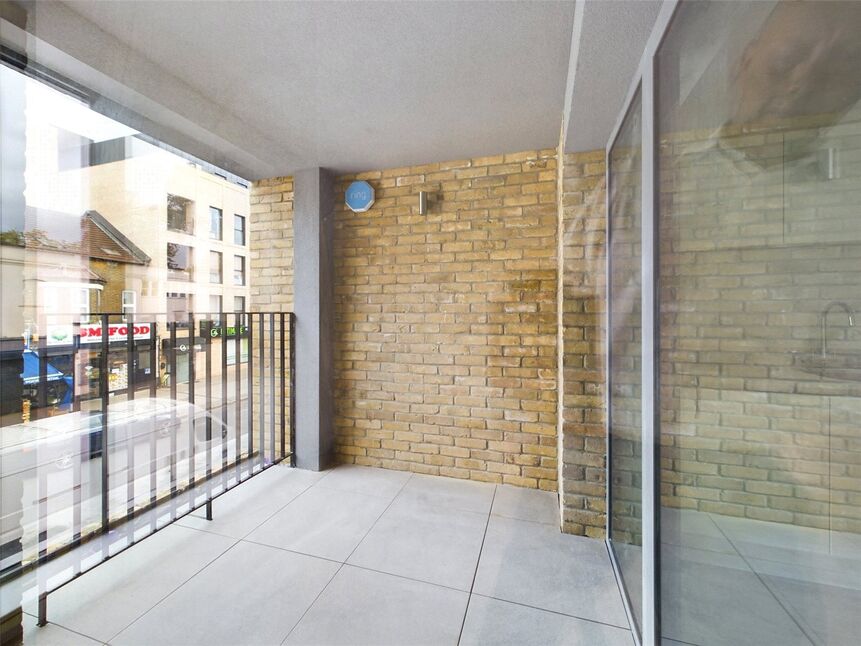 Flat Upton Lane in Greater London