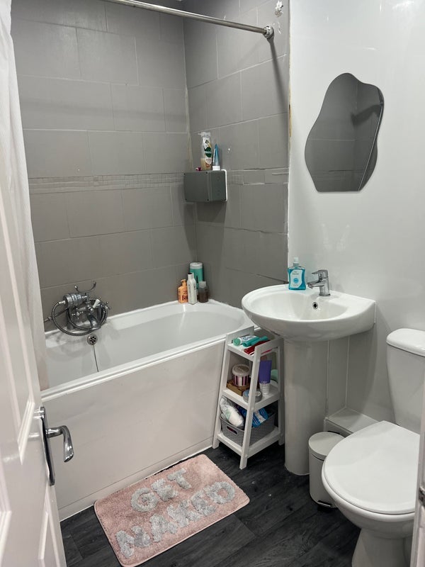 Room Earlsfield Road in Greater London