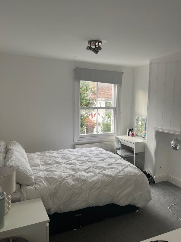 Room Earlsfield Road in Greater London