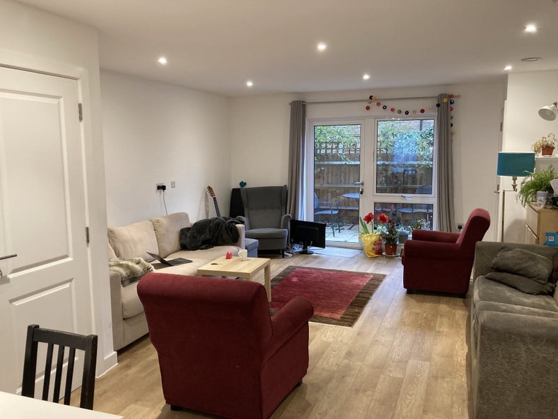 Room Benhill Road in Greater London