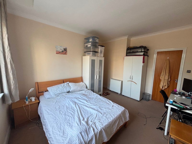 Room Belvedere Road in Greater London