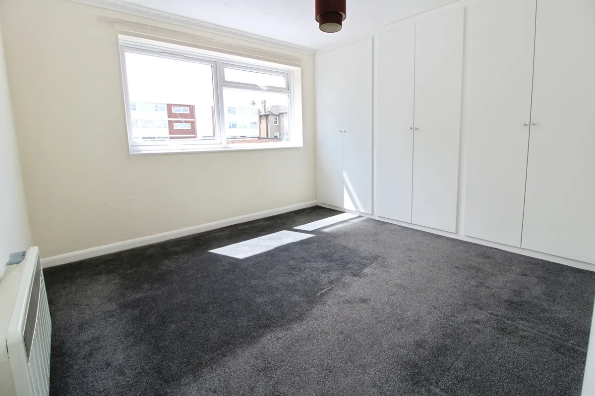 Flat Parkgate Road in Greater London