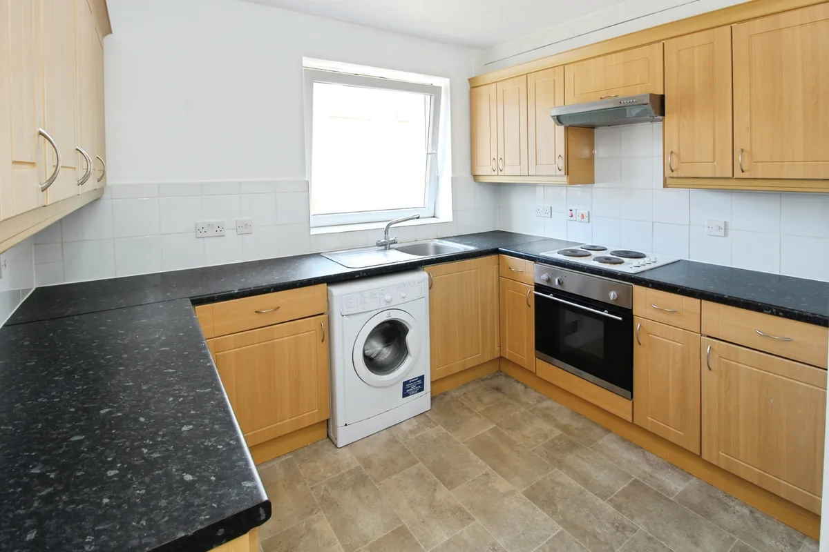 Flat Parkgate Road in Greater London