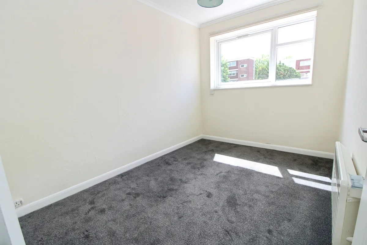 Flat Parkgate Road in Greater London