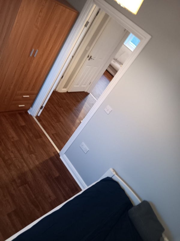 Room Manchester Court in Greater London