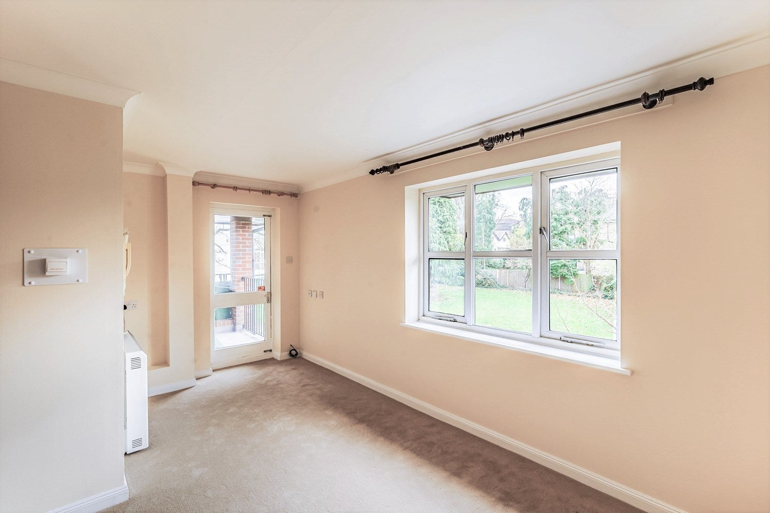 Flat North Common in Elmbridge