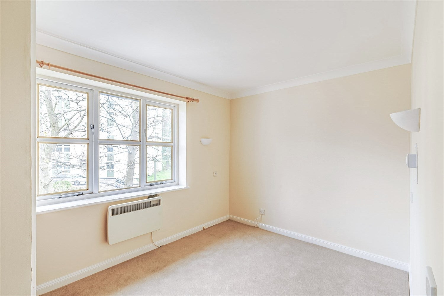Flat North Common in Elmbridge