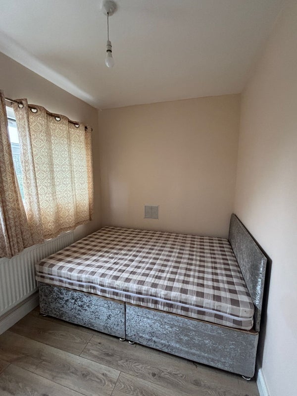 Room Broad Oak Court in Slough