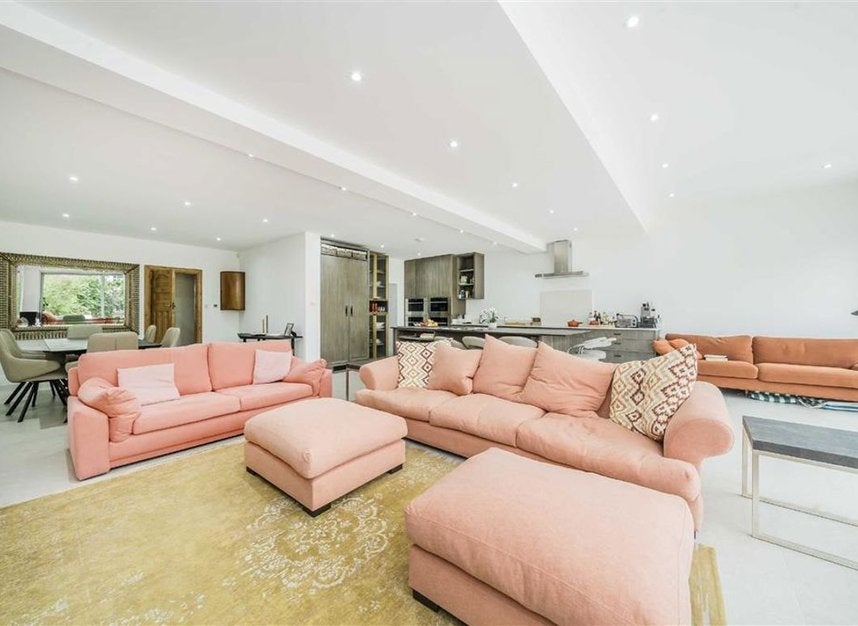 House Pensford Avenue in Greater London