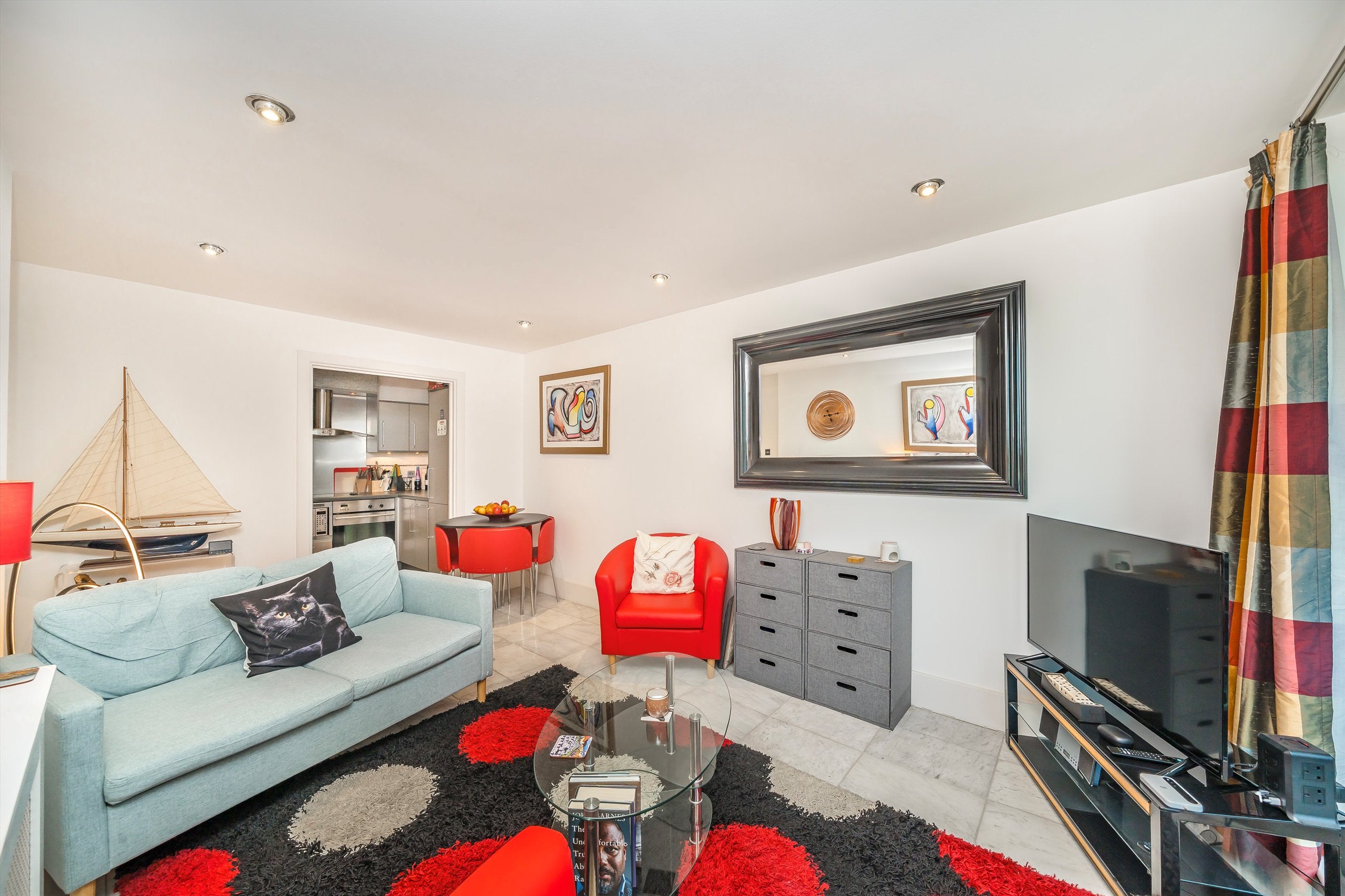 Flat Bridgefoot in Greater London