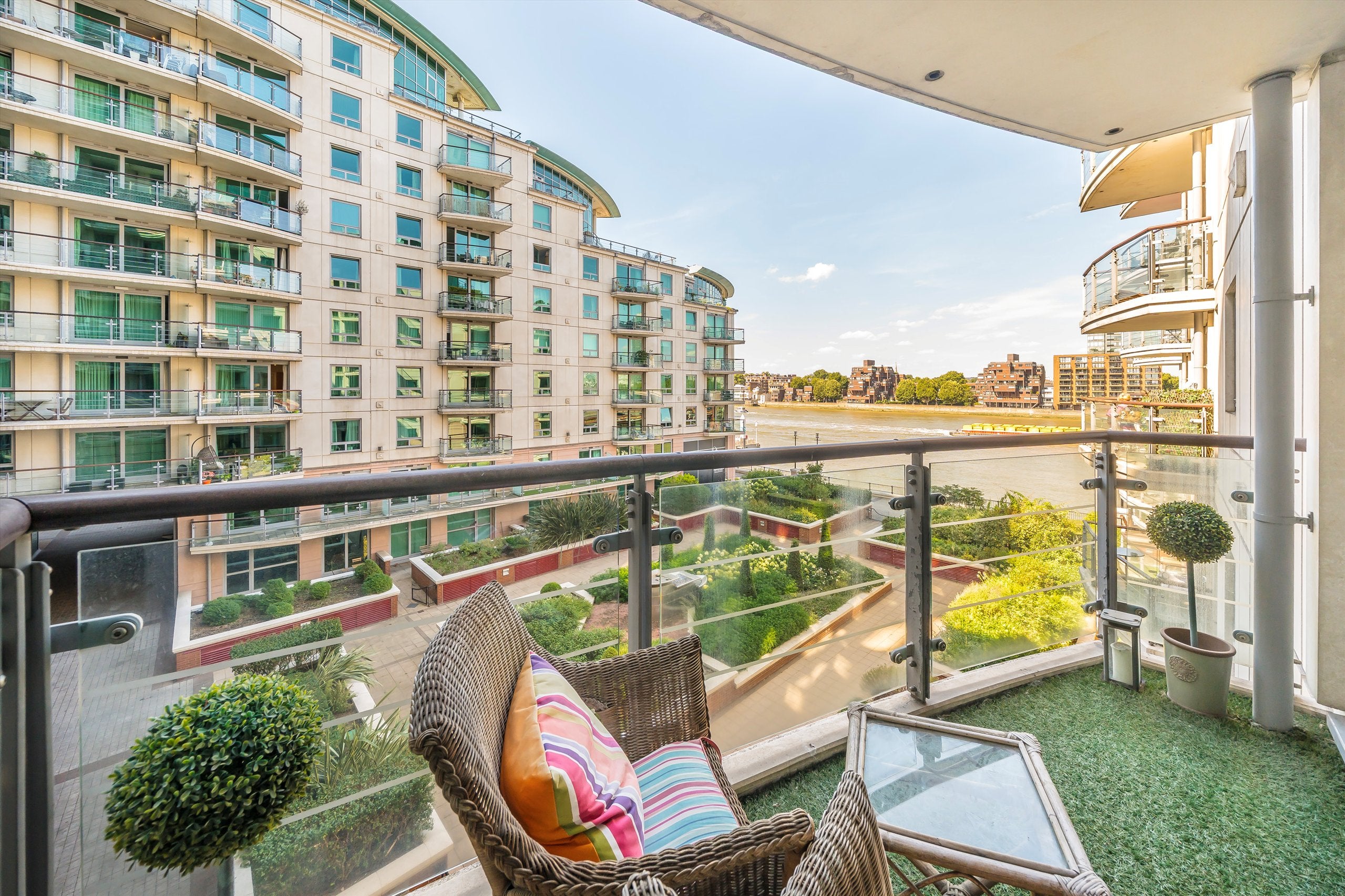 Flat Bridgefoot in Greater London