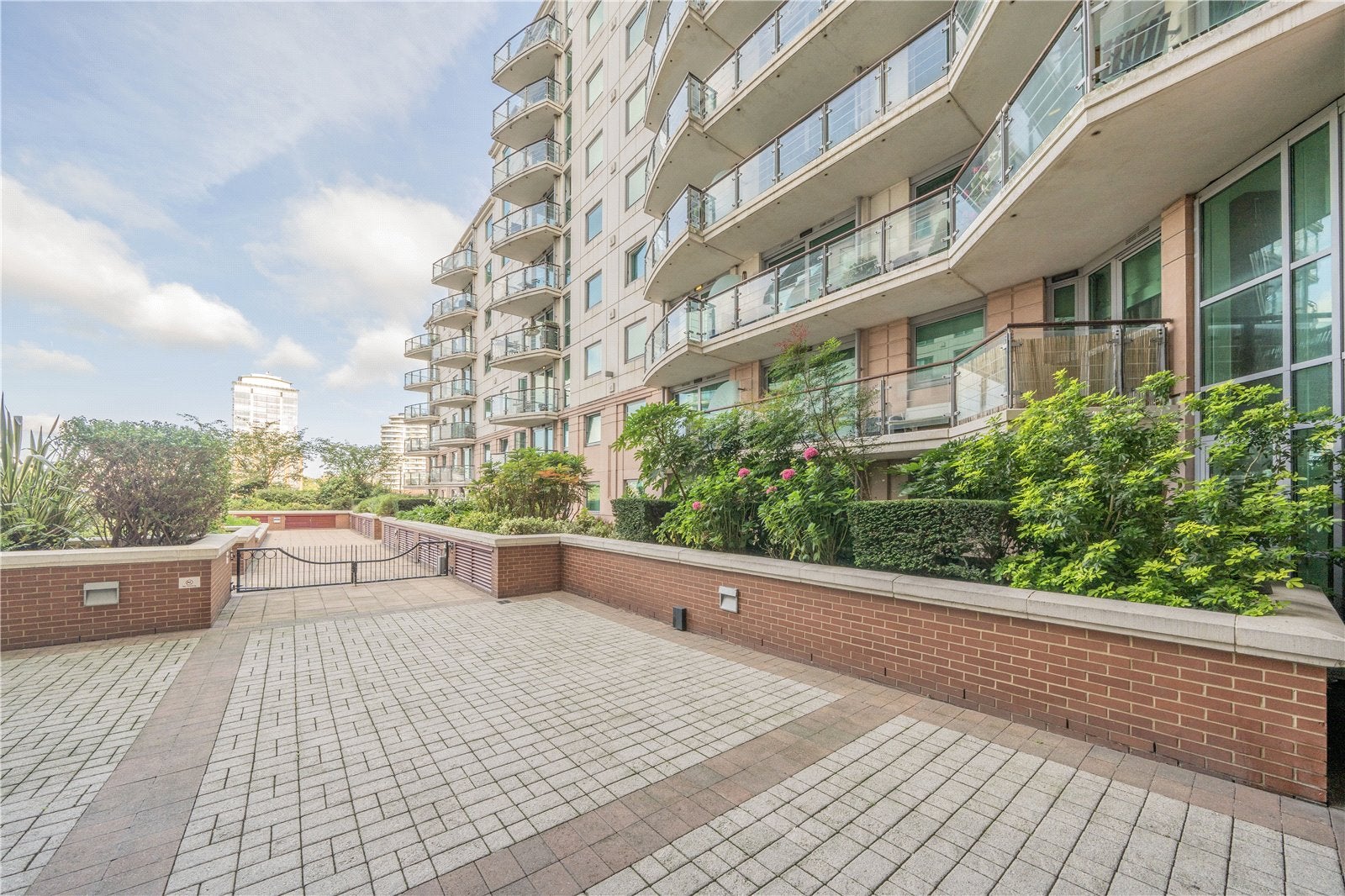 Flat Bridgefoot in Greater London