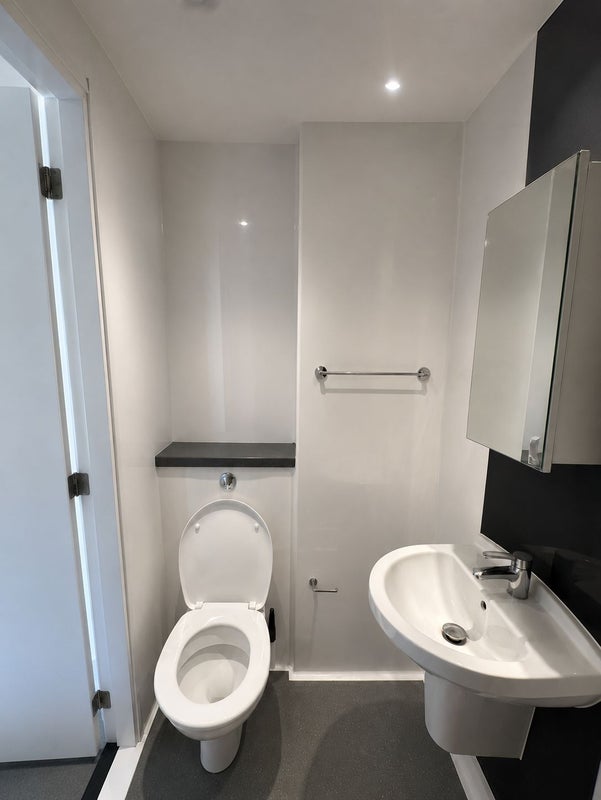 Room Alscot Road in Greater London