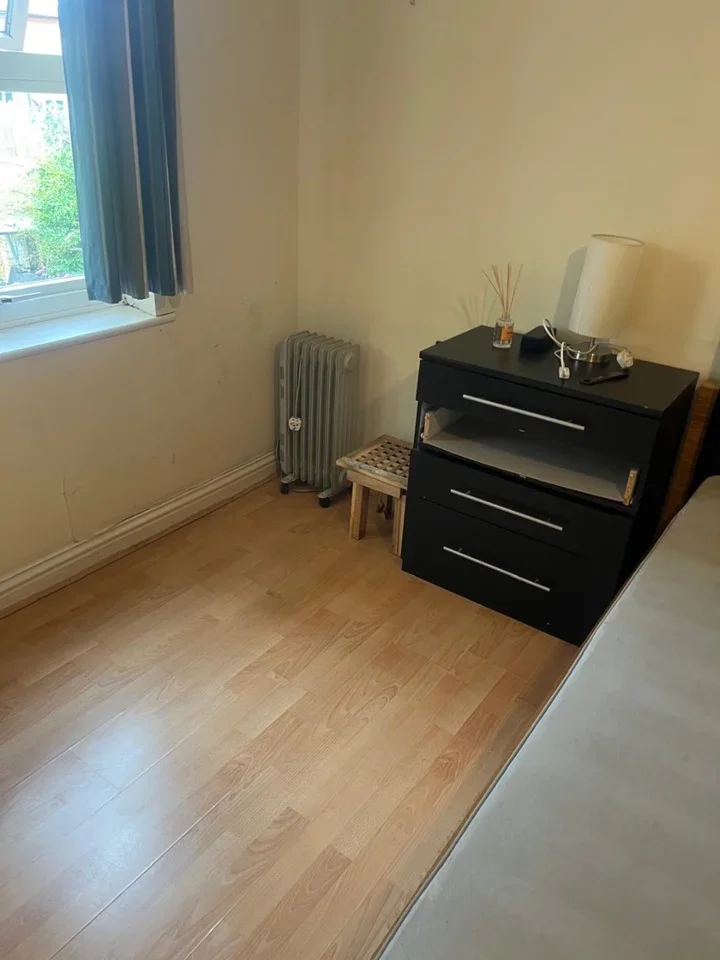 Room Wood's Road in Greater London