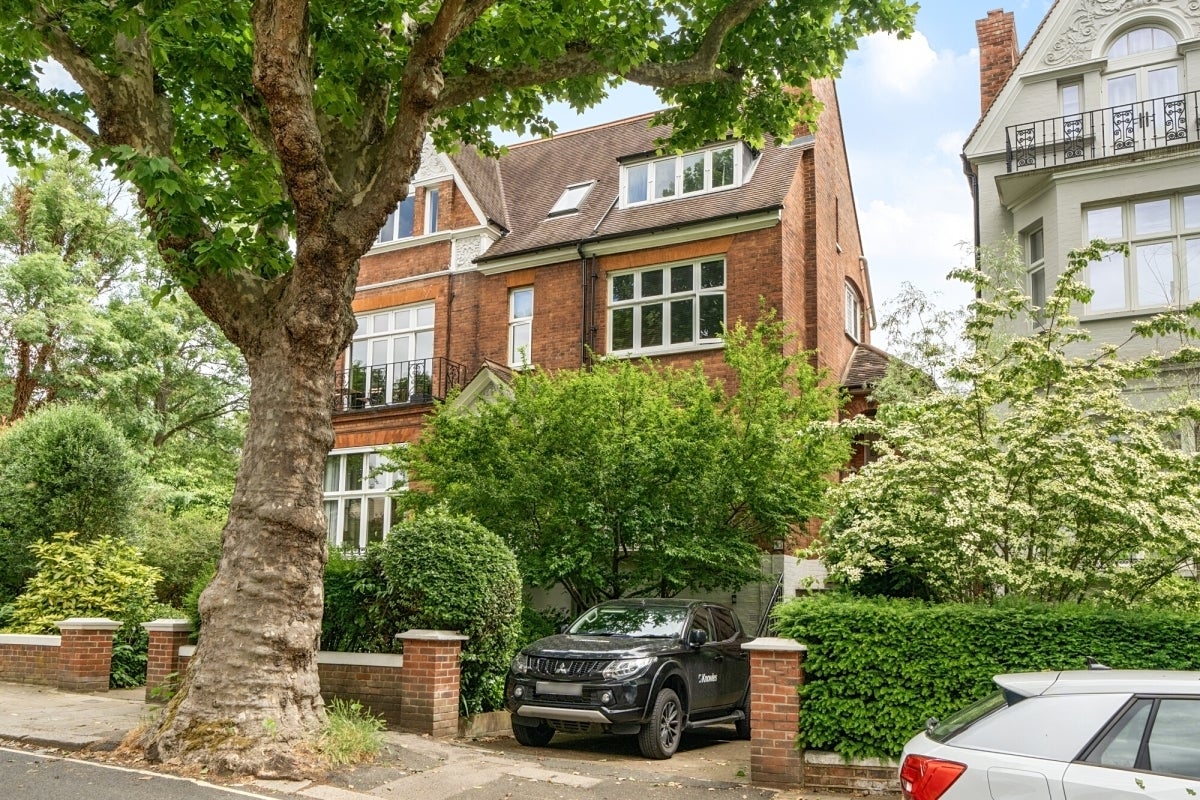 Flat Maresfield Gardens in Greater London