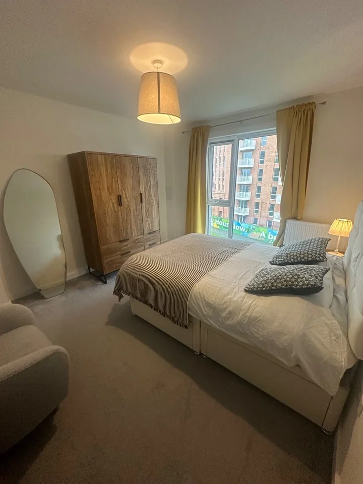 Flat Hanworth Road in Greater London