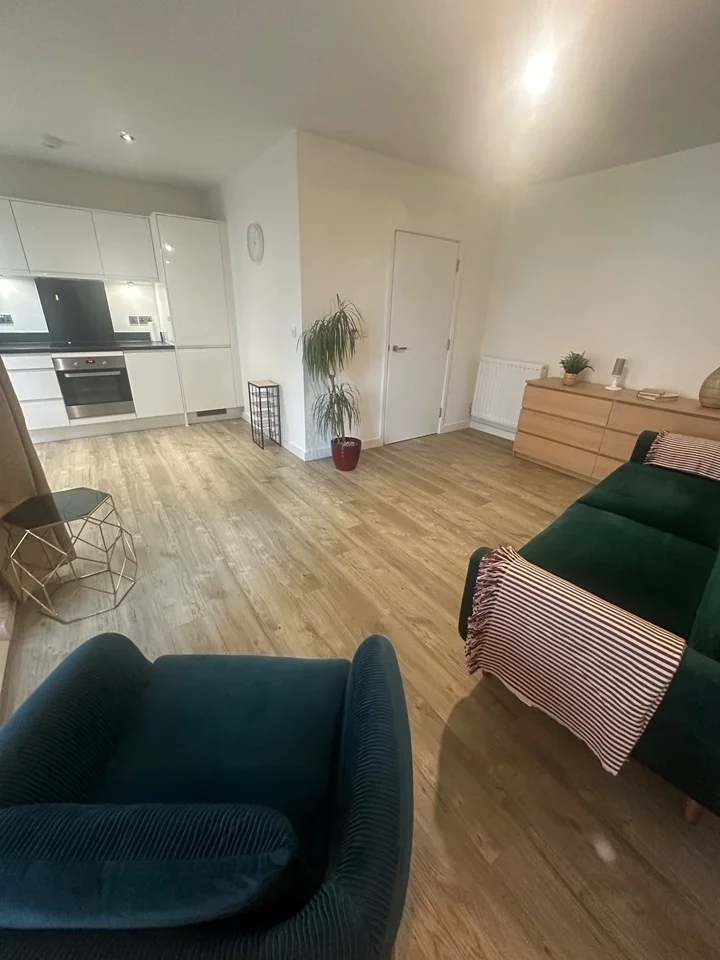 Flat Hanworth Road in Greater London
