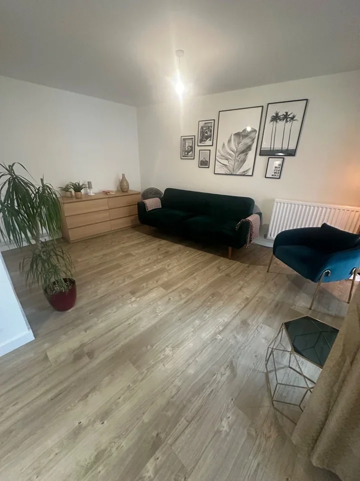 Flat Hanworth Road in Greater London