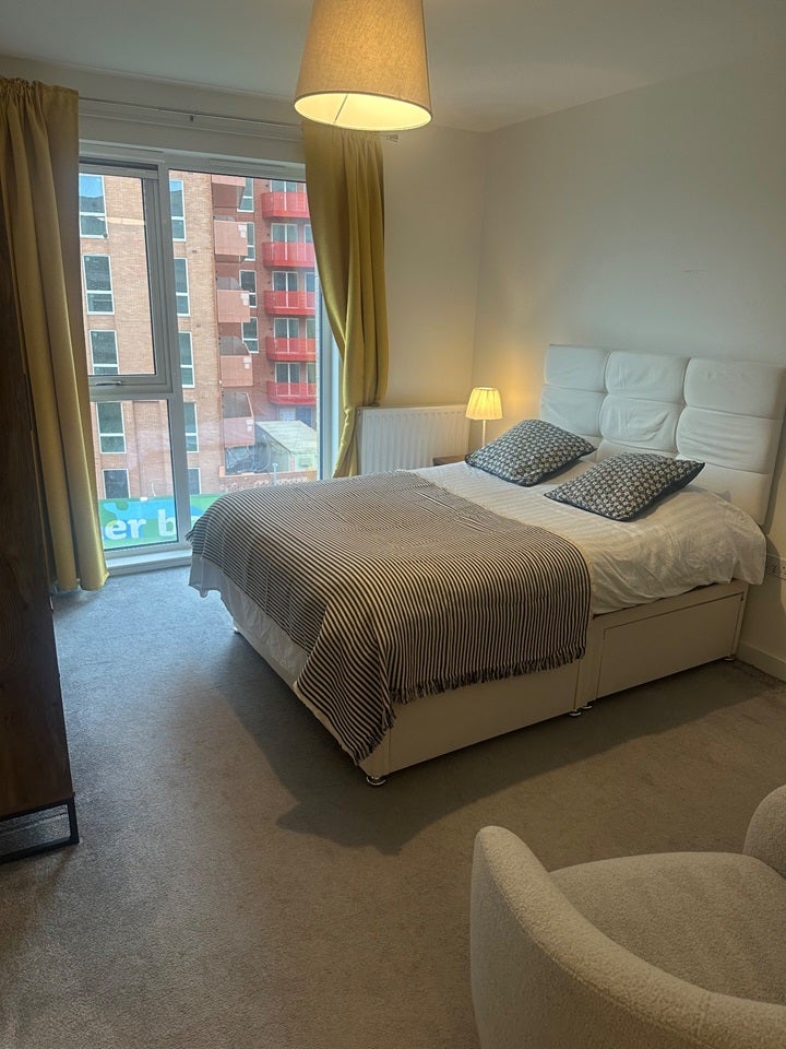 Flat Hanworth Road in Greater London