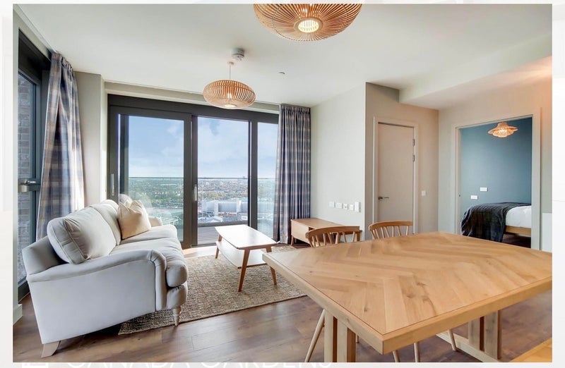 Flat Hudson Walk in Greater London